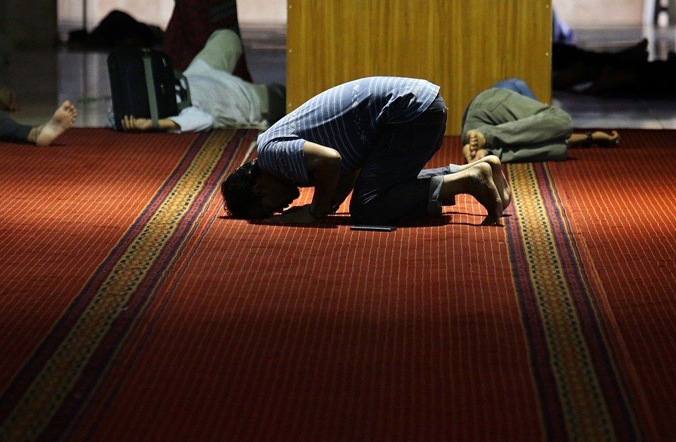 عبادةٌ في الخفاء.. وجزاءٌ لا يخطر على قلب بشر!🤍