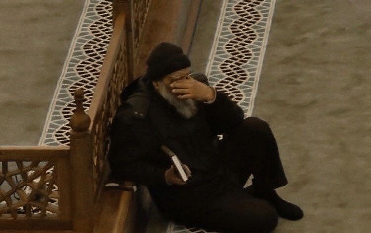 مشهدٌ يهزّ القلب .. ستأتي ربك فردًا!